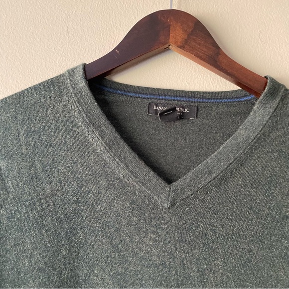 BANANA REPUBLIC Luxury Blend Men's M V-neck Long Sleeve Lightweight Sweater - Picture 5 of 6